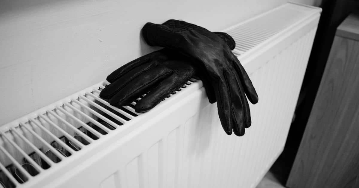 Article polychlorobiphényles - deux hommes travaillant chez Assema devant leur camion d'entreprise