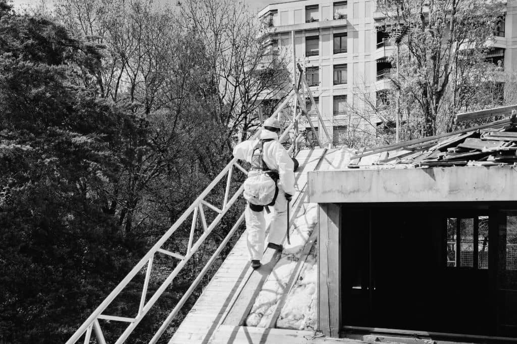 article amiante tuile - un désamianteur décontamine les tuiles d'une maison