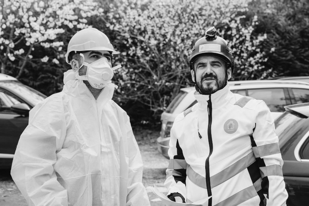 article chiffres sur l’amiante - Deux ouvriers sur un chantier d'assainissement 