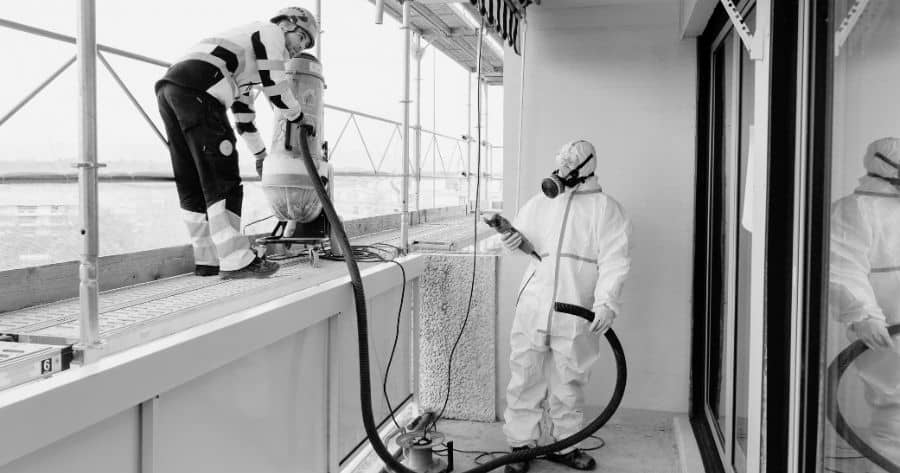 article désamiantage Neûchatel - Une équipe en plein travaux d'assainissement