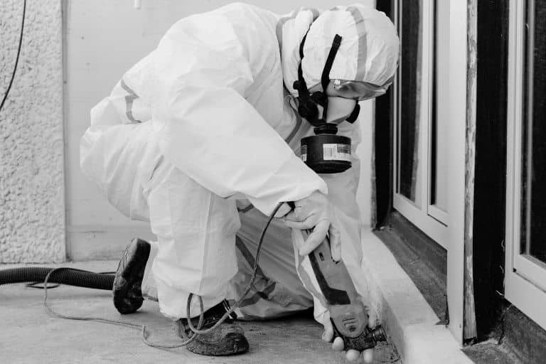 article désamiantage Neûchatel - Un ouvrier en plein travaux de décontamination d'un immeuble