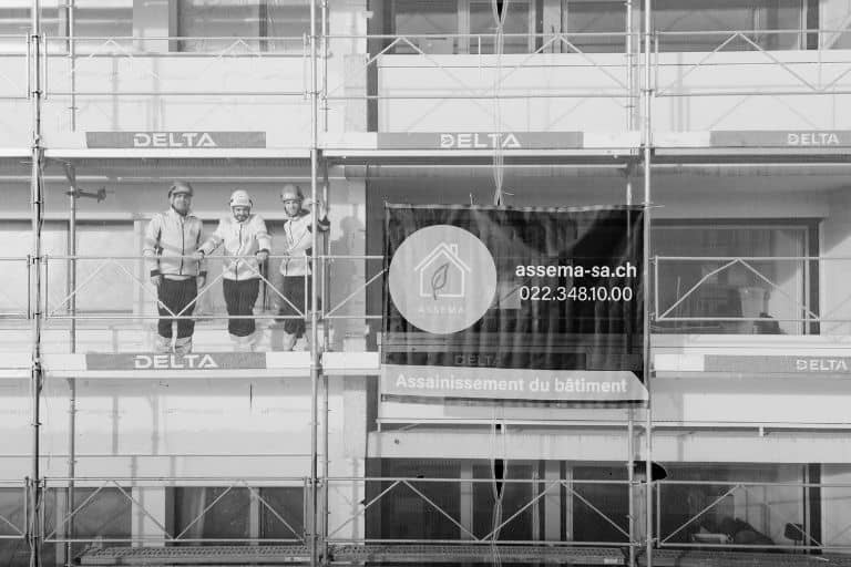 article désamiantage Neûchatel - Photo d'une équipe de l'entreprise ASSEMA sur un chantier de décontamination