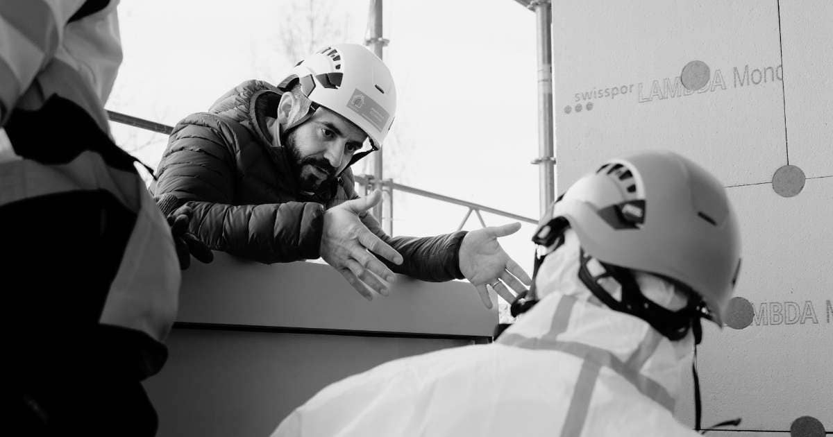 un homme qui fait le suivi de travaux de désamiantage d'un bâtiment