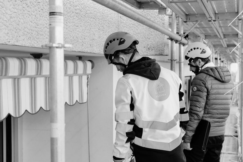 Des ouvriers ASSEMA effectuent le suivi de travaux de désamiantage chez un particulier